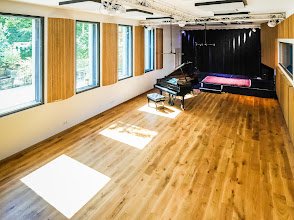 Piano performance hall at o-ton Musik&Projektsaal, Cologne, with a grand piano and stage